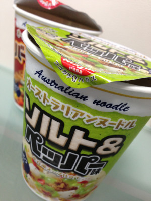 オージービーフ入り。牛白湯スープ仕立て。イオンのオーストラリアフェアで売ってた。イオンと日清でオーストラリアなコラボ企画でもあったのかな。 - 日清食品 オーストラリアンヌードル ソルト&ペッパー味 オージービーフ入り。牛白湯スープ仕立て。イオンのオーストラリアフェアで売ってた。イオンと日清でオーストラリアなコラボ企画でもあったのかな。 - 日清食品 オーストラリアンヌードル ソルト&ペッパー味