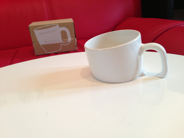 テーブルに沈むマグカップ。埋もれた(´Д` ) - 翠光舎 Touch project M+A TREASURE MUG トレジャーマグ 230ml TP06-01WH テーブルに沈むマグカップ。埋もれた(´Д` ) - 翠光舎 Touch project M+A TREASURE MUG トレジャーマグ 230ml TP06-01WH