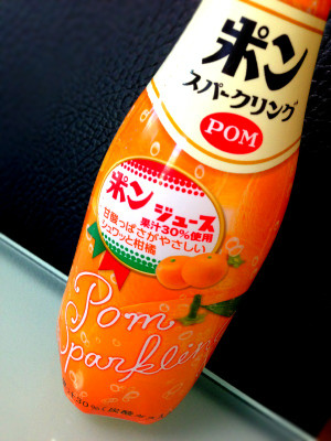 これうまいなー。原材料にオレンジ、うんしゅうみかん。果汁30% - POMポンスパークリング 410ml これうまいなー。原材料にオレンジ、うんしゅうみかん。果汁30% - POMポンスパークリング 410ml