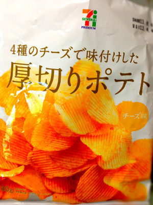 製造者はカルビー。チェダーチーズ、モッツァレラチーズ、カマンベールチーズ、パルメザンチーズ。 - セブン&アイ 4種のチーズで味付けした厚切りポテト 80g 製造者はカルビー。チェダーチーズ、モッツァレラチーズ、カマンベールチーズ、パルメザンチーズ。 - セブン&アイ 4種のチーズで味付けした厚切りポテト 80g