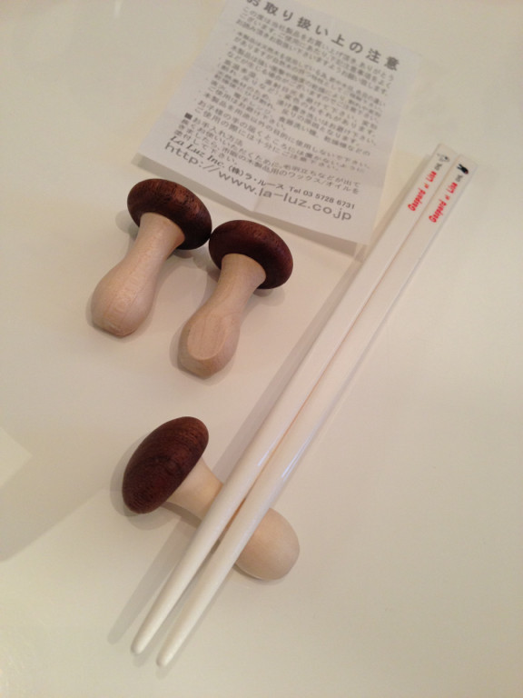 あんまり良い感じなので3つ買ってしまった。下の面はフラットになってるので転がらない。材質はウォールナットとメイプル。直径22x長さ40mm 重量5g - La Luz ラ・ルース きのこ箸置き あんまり良い感じなので3つ買ってしまった。下の面はフラットになってるので転がらない。材質はウォールナットとメイプル。直径22x長さ40mm 重量5g - La Luz ラ・ルース きのこ箸置き