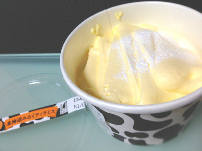 くどくないホワイトチョコの甘さに近い。うまうま。ナチュラルチーズと洋酒を使用。 - アンジュール ROPIA とっておきのスイーツ 北海道みるくティラミス くどくないホワイトチョコの甘さに近い。うまうま。ナチュラルチーズと洋酒を使用。 - アンジュール ROPIA とっておきのスイーツ 北海道みるくティラミス