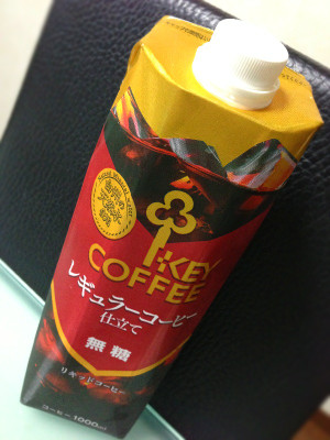 すっきりしてブラックでもカフェオレでも美味い。南アルプス甲斐駒ヶ岳の麓、北杜市白洲町の地下70mから汲み上げた天然水を使用。 - キーコーヒー リキッドコーヒー テトラプリズマ 無糖1L すっきりしてブラックでもカフェオレでも美味い。南アルプス甲斐駒ヶ岳の麓、北杜市白洲町の地下70mから汲み上げた天然水を使用。 - キーコーヒー リキッドコーヒー テトラプリズマ 無糖1L