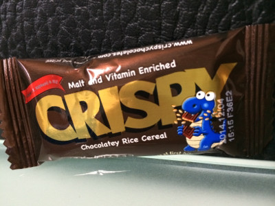 おやつにチョコレート。だってほらチョコのポリフェノールがダイエットにいいらしいし(´Д` )(´Д` )(´Д` ) 原材料名のさいしょに砂糖きてるけど。 - やおきん クリスピークリスチョコ おやつにチョコレート。だってほらチョコのポリフェノールがダイエットにいいらしいし(´Д` )(´Д` )(´Д` ) 原材料名のさいしょに砂糖きてるけど。 - やおきん クリスピークリスチョコ