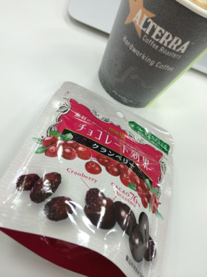 「甘酸っぱいクランベリーをカカオポリフェノールたっぷりの本格ビターチョコでくるみました」 - 明治 チョコレート効果 クランベリー 30g 「甘酸っぱいクランベリーをカカオポリフェノールたっぷりの本格ビターチョコでくるみました」 - 明治 チョコレート効果 クランベリー 30g