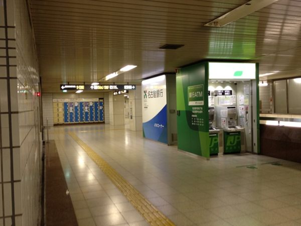 駅構内に銀行ATM 駅構内に銀行ATM