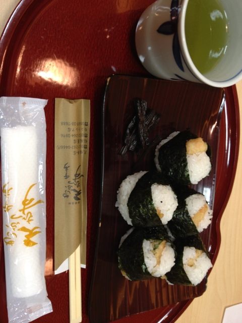 千寿にて、できたてあつあつの天むす うまい。 千寿にて、できたてあつあつの天むす うまい。