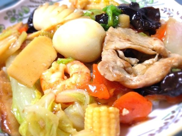 朝食に八宝菜な中華丼。 朝食に八宝菜な中華丼。