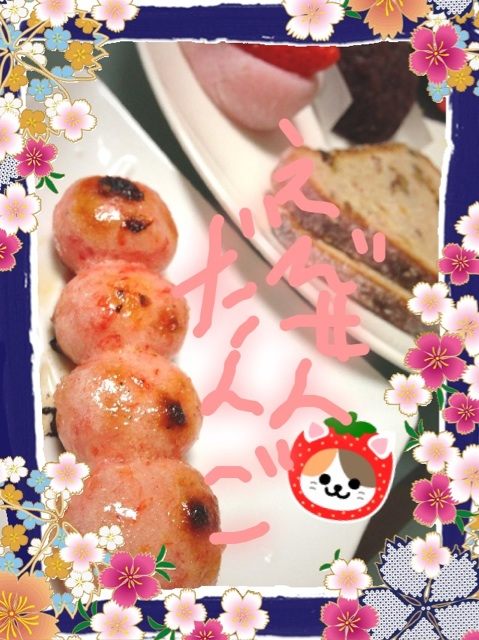おやつタイム。柿安 口福堂で買ってきた海老せん団子、苺ミルク大福、おはぎ( ´ ▽ ` ) あとシュトーレン。 おやつタイム。柿安 口福堂で買ってきた海老せん団子、苺ミルク大福、おはぎ( ´ ▽ ` ) あとシュトーレン。