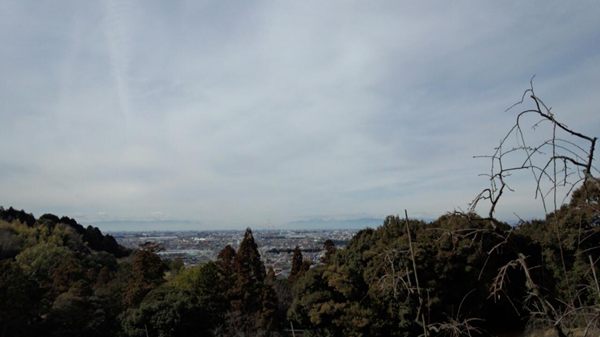 遠くに雪山が見える。 遠くに雪山が見える。