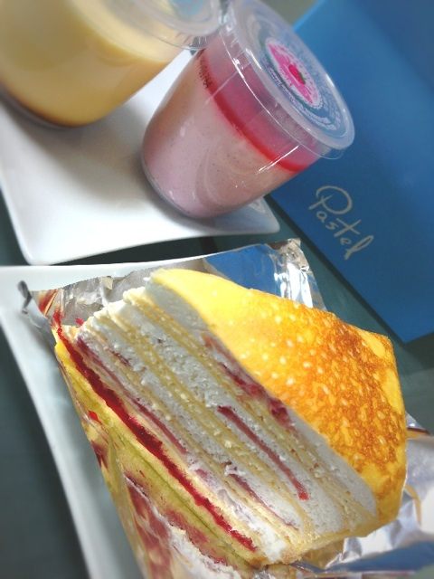 Pastel の苺のミルフィーユケーキとなめらかプリン。なめらかプリンは2層になってて上がとろける感じで下もとろける感じ。ミルフィーユうまい(・∀・) Pastel の苺のミルフィーユケーキとなめらかプリン。なめらかプリンは2層になってて上がとろける感じで下もとろける感じ。ミルフィーユうまい(・∀・)