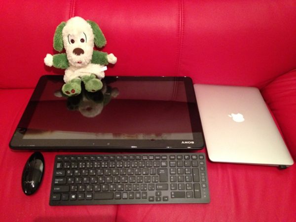 VAIO Tap 20 と MacBook Air 13 インチ。