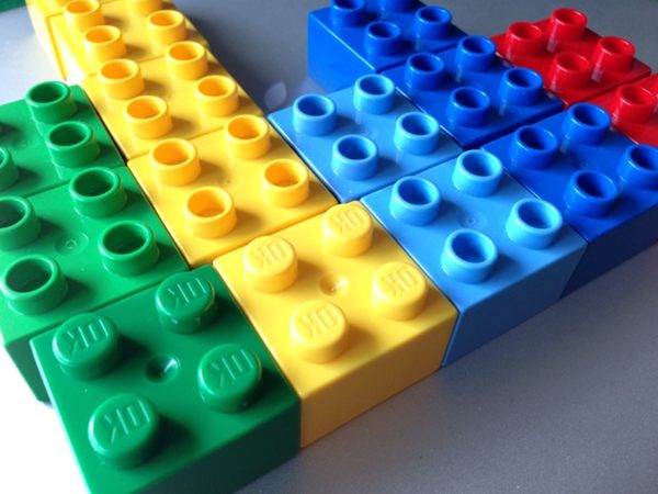 ウチの LEGO duplo に混じってた OK って書いてあるブロックなんだろう。。。 ウチの LEGO duplo に混じってた OK って書いてあるブロックなんだろう。。。