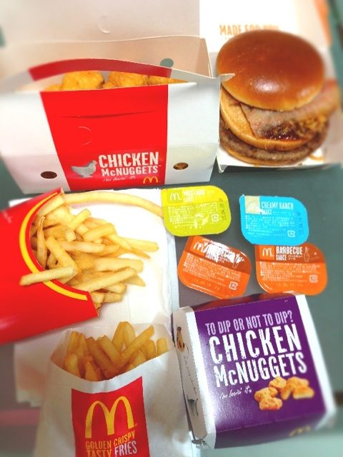 おひるごはん。マクドナルドで買ったチキンナゲット15個+マックフライポテトL+テキサスバーガー+ハッピーセット。新しいナゲット用ソースのクリーミーランチソースはタルタルソースというかフィレオフィッシュぽい味。 おひるごはん。マクドナルドで買ったチキンナゲット15個+マックフライポテトL+テキサスバーガー+ハッピーセット。新しいナゲット用ソースのクリーミーランチソースはタルタルソースというかフィレオフィッシュぽい味。