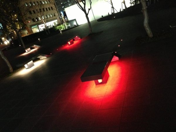 名古屋プライムセントラルタワーにて、赤く光るベンチ。 名古屋プライムセントラルタワーにて、赤く光るベンチ。