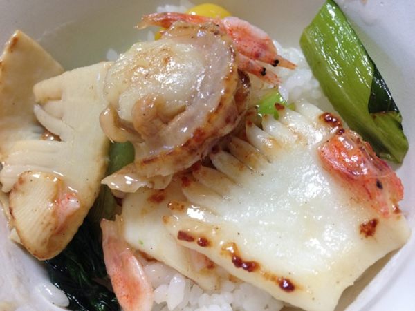 ちょーしょく。烏賊と帆立の中華海鮮丼。 ちょーしょく。烏賊と帆立の中華海鮮丼。