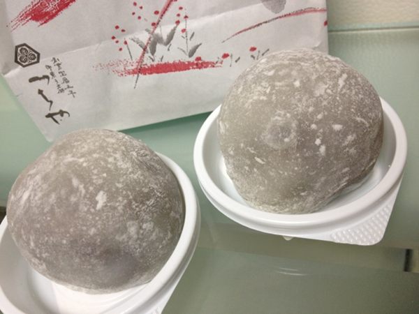 岐阜 大垣 創業宝暦五年 御菓子老舗 つちや 槌谷 ベリーベリー大福。餡子、生クリーム、クリームチーズ、苺、ブルーベリー、フランボワーズ入り。うまうま。 岐阜 大垣 創業宝暦五年 御菓子老舗 つちや 槌谷 ベリーベリー大福。餡子、生クリーム、クリームチーズ、苺、ブルーベリー、フランボワーズ入り。うまうま。