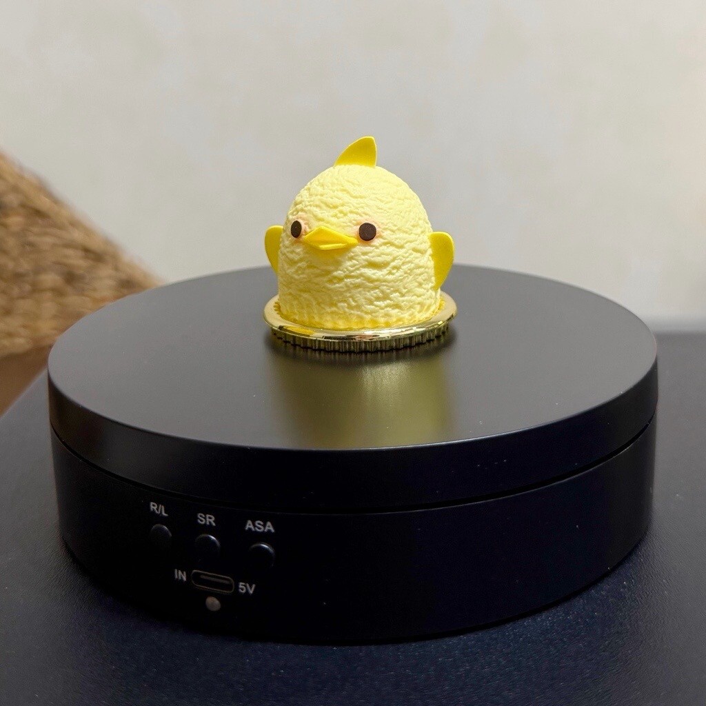 AliExpressで購入した電動ターンテーブル Dongguan Puluz Technology: 360 Degree Electric Rotating Stand - 138MM No lenses。360度回転。直径138mm。高さ36mm。リモコンなし。説明書なし。初回割引で300円ぐらいだったのでカートに入れてみたら、配送料無料で154円になった激安品(；・∀・)