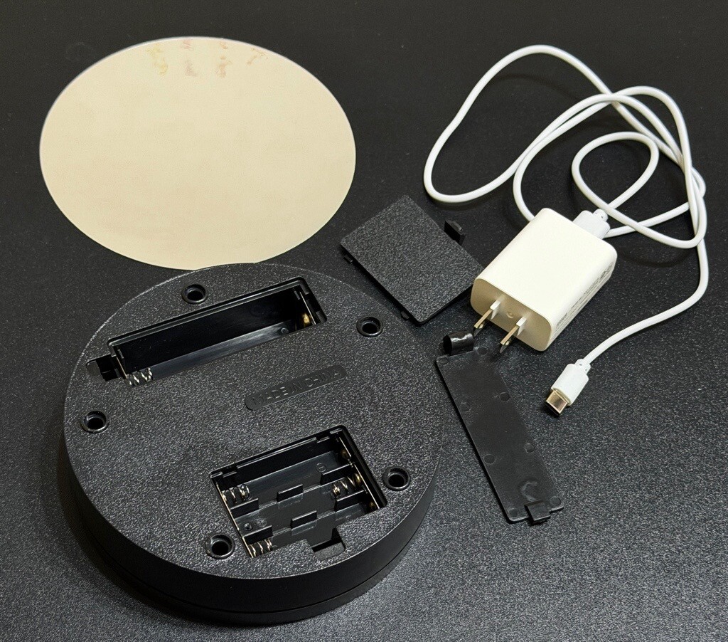 電動ターンテーブル Dongguan Puluz Technology: 360 Degree Electric Rotating Stand - 138MM No lenses。たぶん単4電池3本でも動きそうだけど、いまのところは別途購入した USB Type-C の 5V 2A 電源を接続して動かしている。鏡面ステッカーみたいなものも付いてきたけどこれは本来は他の商品プランのものじゃないのかなぁ、よくわからない(；・∀・)