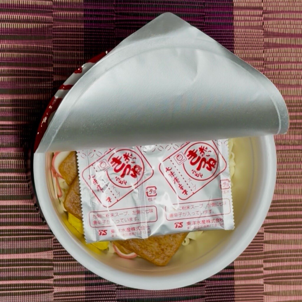 コンビニ限定品は「"赤い"一味とうがらし」じゃなくて「七味唐辛子」だったのでこのへん微妙に違うのかな。 「「シャア専用 赤いきつねうどん」には"赤い"一味とうがらし、「シャリア専用 緑のたぬき天そば」には"緑の"あおさふりかけが付いています」 「赤いきつね・緑のたぬき」 × 『機動戦士Gundam GQuuuuuuX』 コラボ限定商品 新発売のお知らせ | 東洋水産株式会社 