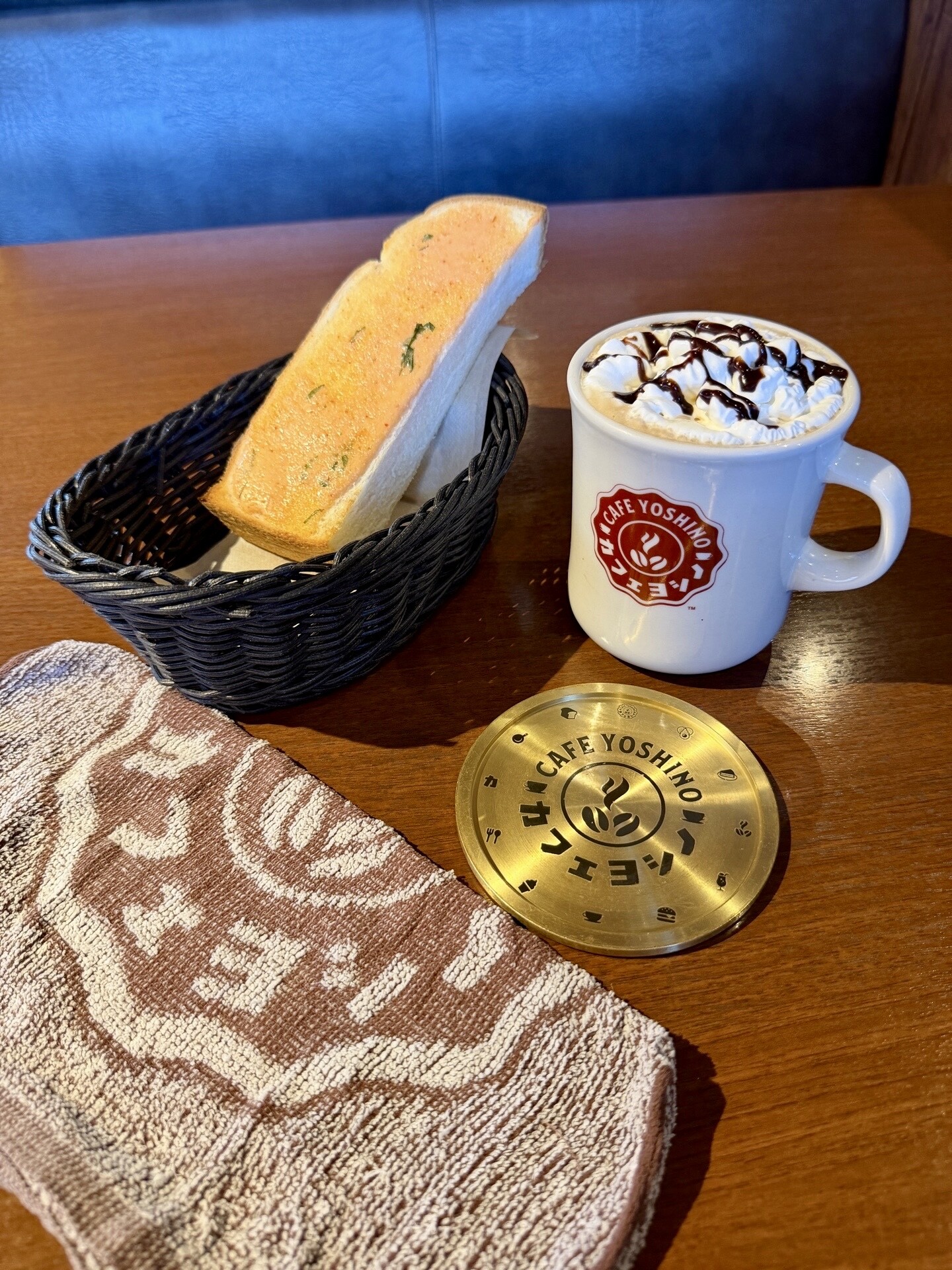 ヨシノ・ザ・モカ Jumbo with モーニングセット 明太マヨ大葉トースト。ドリンクがJumboサイズだと限定特別コースター ゴールドになるらしく名古屋っぽい（・∀・） 明太マヨ大葉トーストはガッチリマンデー!!で紹介されたとか。 (@ カフェヨシノ 小牧店 in 小牧市, 愛知県) 