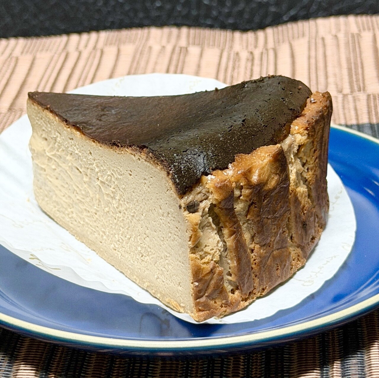 ガレ・ドゥ・ワタナベ とろける生チョコバスクチーズケーキ (ﾟдﾟ)ｳﾏｰｲ 父の日限定商品らしく、6/20(土) 21(日) 27(土) 28(日) の4日間だけの限定販売。ベルギー産の濃厚チョコレート使用。 #galledewatanabe #ガレドゥワタナベ