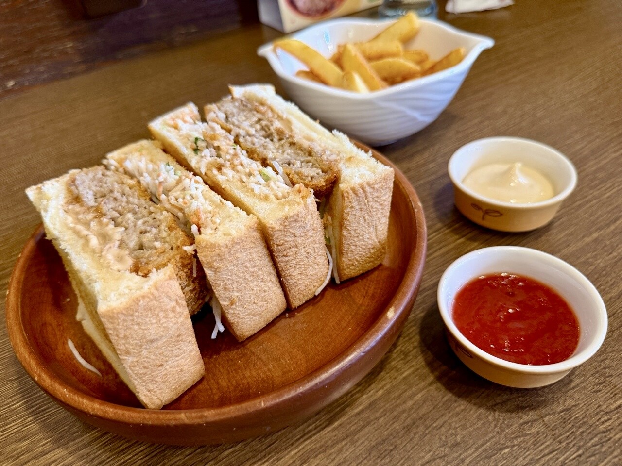期間限定 メンチカツサンド。アゴが外れるサイズだ(；´∀｀) そしてスパイシーポテトも美味しい、オリジナルマヨネーズも良い at びっくりドンキー mozoワンダーシティ店 (びっくりドンキー 西区二方町47 (@ mozoワンダーシティ シネマ棟), 名古屋市, 愛知県 