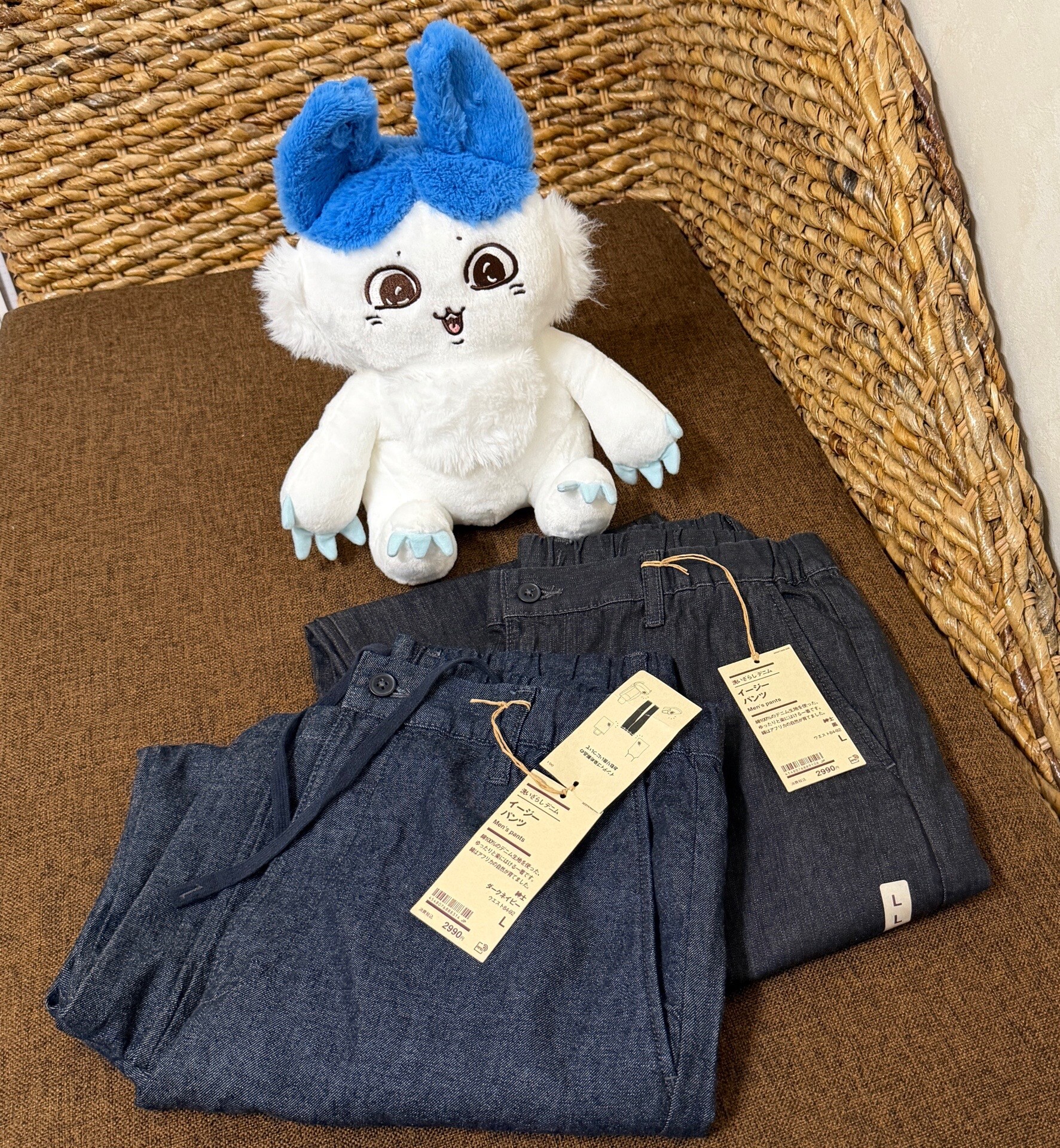 無印良品 洗いざらしデニム イージーパンツ。履きやすくてラクなので2本リピート購入。黒色とダークネイビー色。
