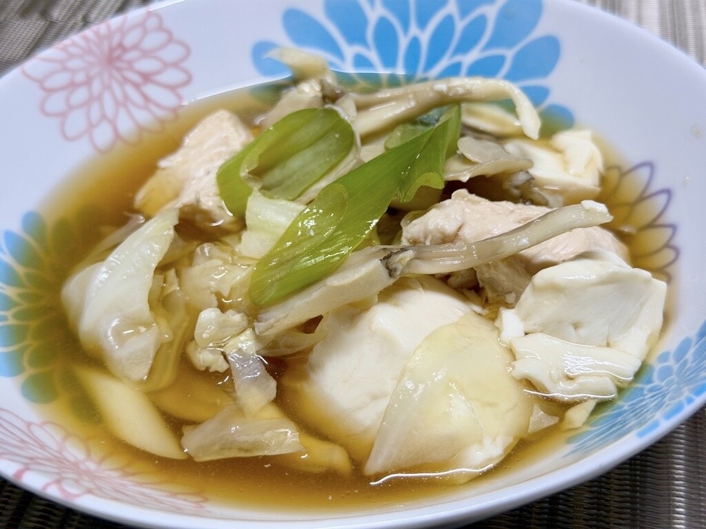 鶏胸肉、豆腐、舞茸、キャベツの和風生姜スープ。タンパク質を摂取できそう( ´▽｀)