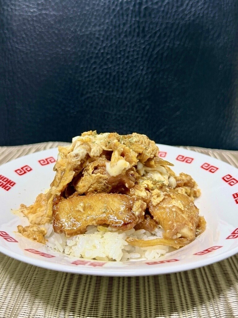 からたま丼をお昼ごはんに作って食べる(ﾟдﾟ)ｳﾏｰ Gemini にカロリーとタンパク質を調べてもらう。 野菜ジュース 200ml: 70 kcal / タンパク質 1.3 g 鶏胸肉の唐揚げ(小さめ)3個(約60-75g): 145 kcal / タンパク質 13.5 g 全卵 2個(約100g): 150 kcal / タンパク質 12.5 g ご飯(小盛り100-120g): 165 kcal / タンパク質 2.8 g 玉ねぎ 1/8個(約25g): 9 kcal / タンパク質 0.3 g 醤油 大さじ1(18g): 13 kcal / タンパク質 1.4 g みりん 大さじ1(18g): 43 kcal / タンパク質 0.1 g 白だし 小さじ1(5g): 3 kcal / タンパク質 0.1 g 合計: 598 kcal / タンパク質 32.0 g (AIで生成したみたいな写真になってるような・・・)