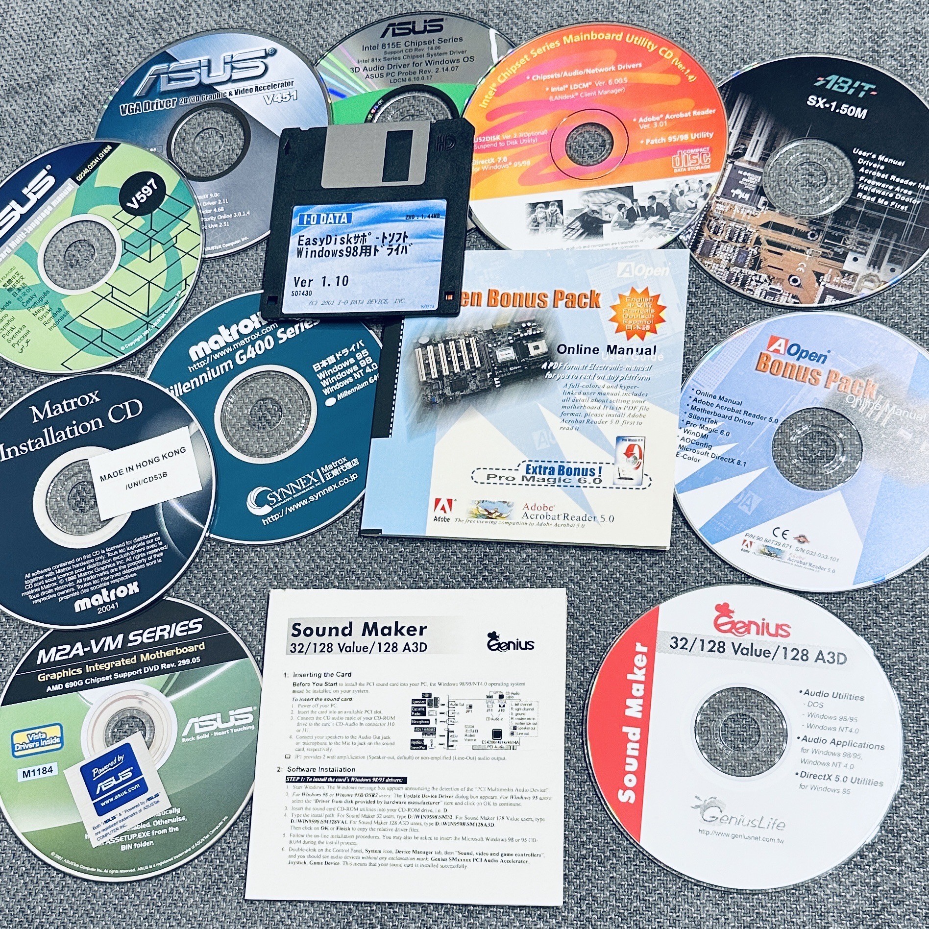 古いデバイスドライバの入ったCD-ROMやフロッピーディスク。Asus, AOpen, Matrox, Abit など。
