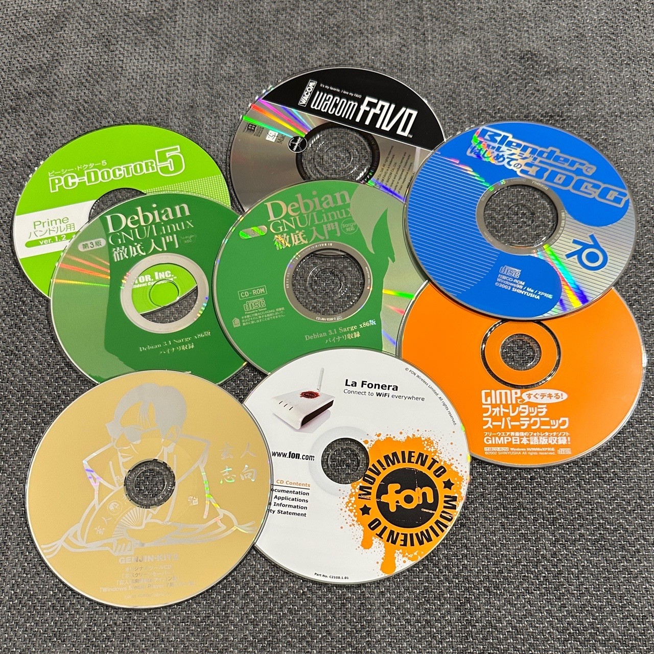 さすがに Debian 3.1 をインストールすることはもうないかな。玄人志向、La Fonera、Wacom FAVO、PC-Doctor、Blendber、GIMP 関連の CD-ROM。