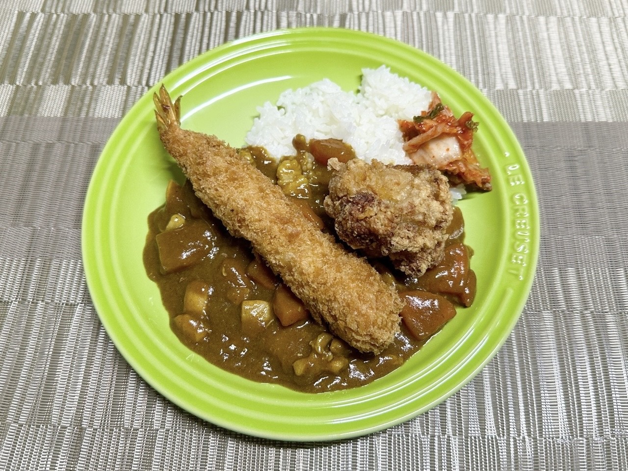 カレーライスにエビフライと唐揚げとキムチをトッピングして食べる(ﾟдﾟ)ｳﾏｰ