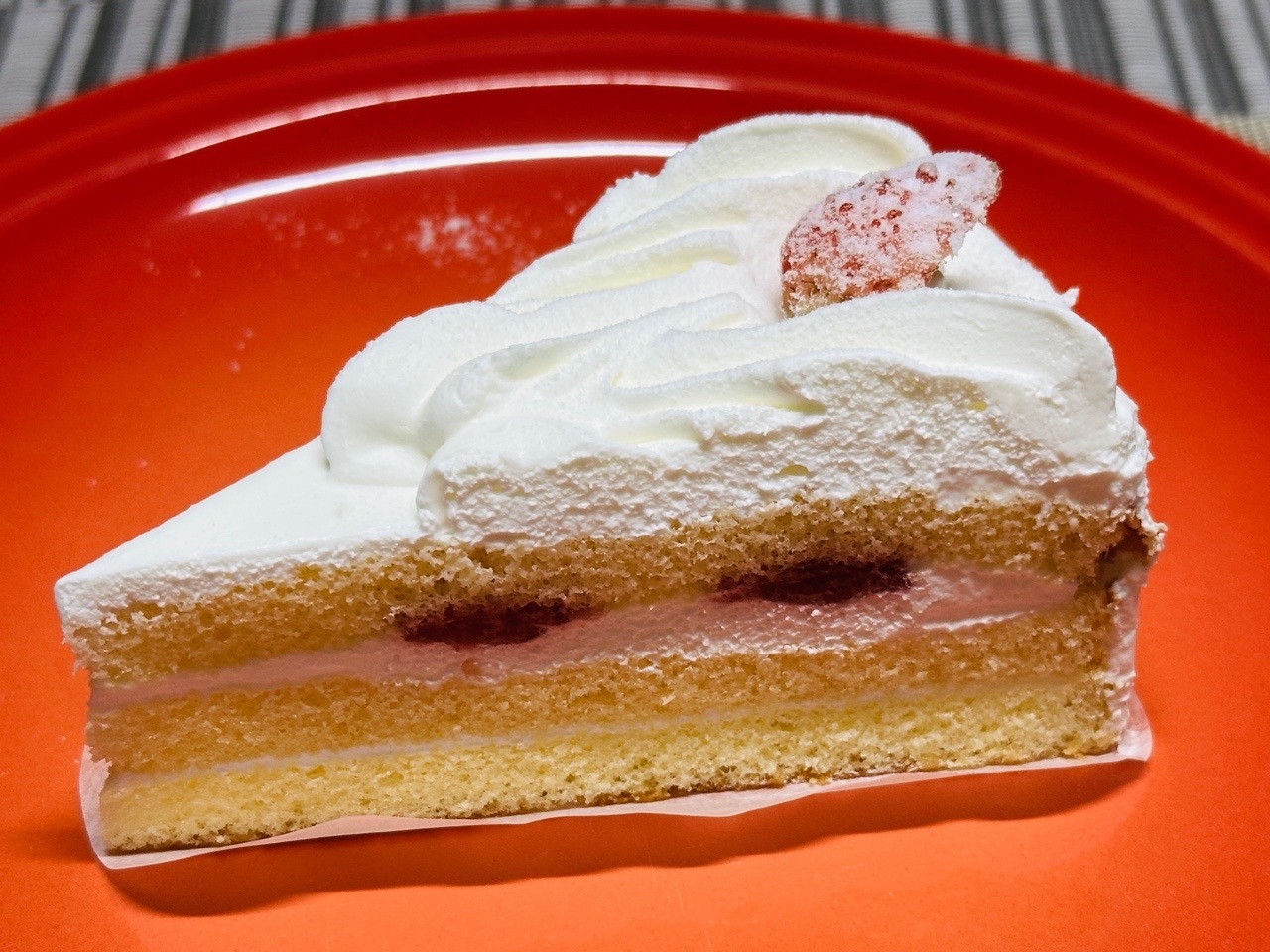 昨日はケーキ屋さんのショートケーキを食べたのだけど、今日はスーパーで買ってきた山崎製パンの「苺のショートケーキ」を食べた。スポンジ部分がパサパサしているということもなく、これで十分美味しいなと思ってしまった。間に挟んでいるのが苺コンフィチュール(ジャム)だし、上に乗っているイチゴも半分カットみたいな感じなので、生のイチゴが好きな人には物足りないと思うけど。