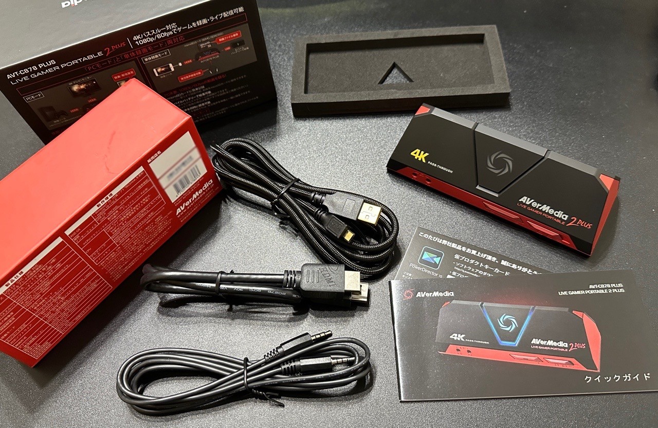 AVerMedia Live Gamer Portable 2 PLUS (AVT-C878 PLUS) の付属品など。パソコンとの接続には付属のUSBケーブルを使ったけどたぶん付属のものじゃなくても良さそう。HDMIケーブルも別のものでOK。
