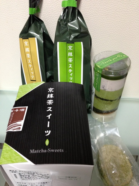 JR名古屋タカシマヤ地下1階 Weekly Spot で買った今村芳翠園の抹茶スイーツ。もうひとつ出店してたお店には行列できてたけど、こっちは並んでる人いなかった(´Д` ) こっちが目当てだったからちょうどよかった。 JR名古屋タカシマヤ地下1階 Weekly Spot で買った今村芳翠園の抹茶スイーツ。もうひとつ出店してたお店には行列できてたけど、こっちは並んでる人いなかった(´Д` ) こっちが目当てだったからちょうどよかった。