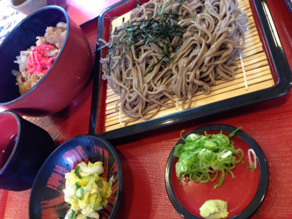 おかげセット ろ (伊勢牛丼、ざるそば、漬物) おかげセット ろ (伊勢牛丼、ざるそば、漬物)