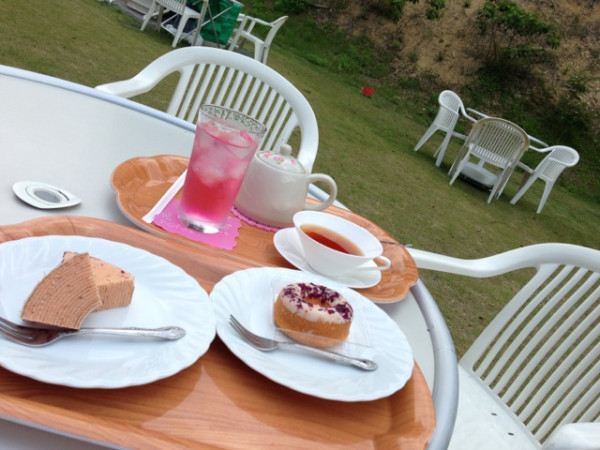 志摩ローズファームのカフェにて、ローズクーヘン、ローズリング、ローズジュース、紅茶にローズジャム添え。 志摩ローズファームのカフェにて、ローズクーヘン、ローズリング、ローズジュース、紅茶にローズジャム添え。