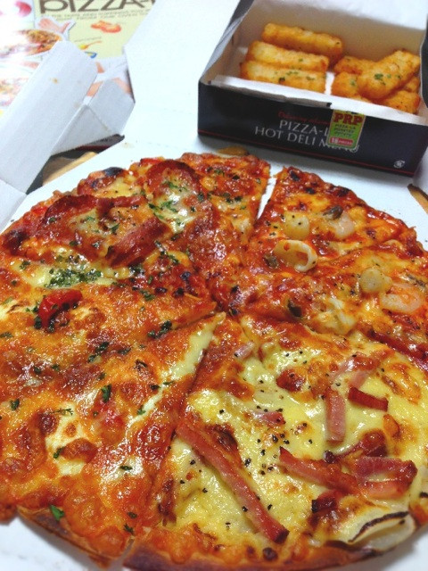 ピザーラおとどけ! 大人のプレミアムクォーター。オニオン ベーコン フランベ 〜アルザス風〜、チーズ&ハニー、アンチョビ シーフード バジル、ペパロニ ガーリック モッツァ。 ピザーラおとどけ! 大人のプレミアムクォーター。オニオン ベーコン フランベ 〜アルザス風〜、チーズ&ハニー、アンチョビ シーフード バジル、ペパロニ ガーリック モッツァ。