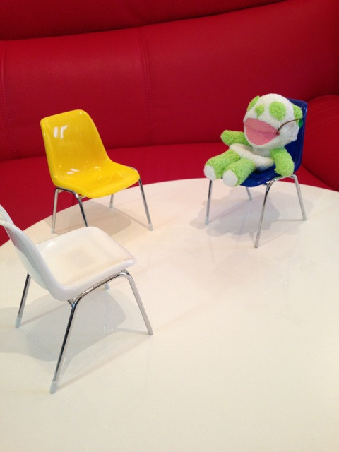 Shell Chair シェルチェアぽい椅子でくつろぐ生茶パンダさん。 Shell Chair シェルチェアぽい椅子でくつろぐ生茶パンダさん。