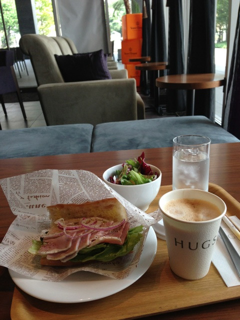自家製ジャンボンブランとクリームチーズのサンドイッチ。これうまい。 at HUGS 自家製ジャンボンブランとクリームチーズのサンドイッチ。これうまい。 at HUGS
