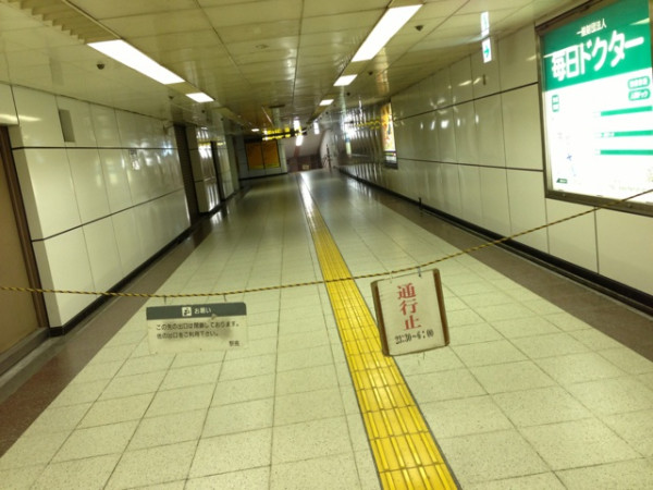 この時間、地下鉄の名古屋駅、1番出口は封鎖されてる。 この時間、地下鉄の名古屋駅、1番出口は封鎖されてる。
