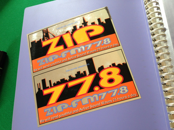 10年以上前のZIP-FMのステッカー。 10年以上前のZIP-FMのステッカー。