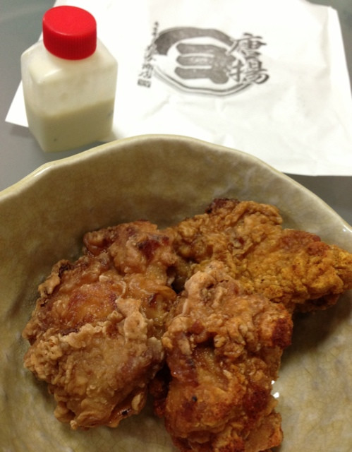 名古屋 丸与商店 唐揚。ノーマルとカレー味とピリ辛。タルタルソース付けて食べる。 名古屋 丸与商店 唐揚。ノーマルとカレー味とピリ辛。タルタルソース付けて食べる。