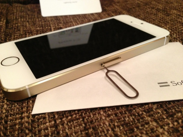 iPhone 5s に USIM を挿そうとして、 Nano SIM カードトレイを付属の SIM 取り出しツールなピンでガリガリしてたけど、これ押すとピョコンと出てくるのね(´Д` ) iPhone 5s に USIM を挿そうとして、 Nano SIM カードトレイを付属の SIM 取り出しツールなピンでガリガリしてたけど、これ押すとピョコンと出てくるのね(´Д` )
