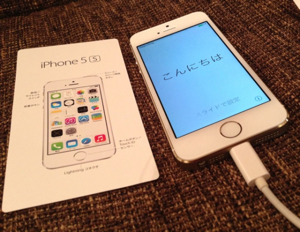 iPhone 5s をとりあえず充電。まだきょうは携帯電話としては使えないし。 iPhone 5s をとりあえず充電。まだきょうは携帯電話としては使えないし。