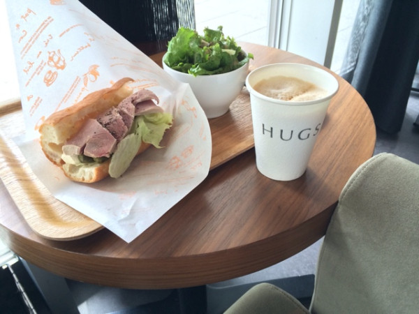 ジャンボンブランとクリームチーズのサンドイッチ and カフェラテ at HUGS ジャンボンブランとクリームチーズのサンドイッチ and カフェラテ at HUGS