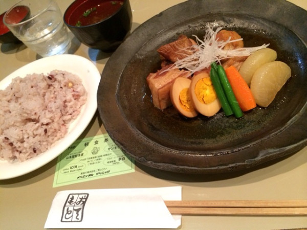 豚バラの煮込みランチ。おにくうまい。近江米コシヒカリに麦・粟などの五穀をブレンド。醤油・味噌は有機栽培の大豆から作られてるとか。ランチタイムは禁煙。今池ターミナルビルB1F。 at 喫茶軽食 李白 RIPO 豚バラの煮込みランチ。おにくうまい。近江米コシヒカリに麦・粟などの五穀をブレンド。醤油・味噌は有機栽培の大豆から作られてるとか。ランチタイムは禁煙。今池ターミナルビルB1F。 at 喫茶軽食 李白 RIPO