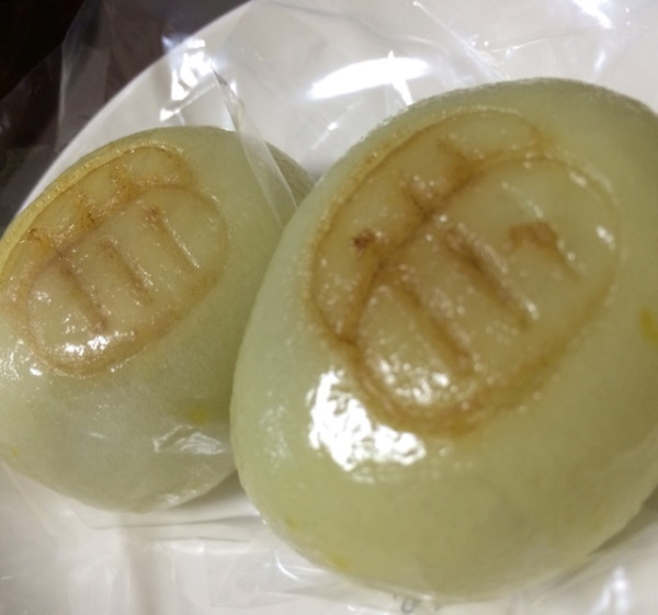 赤福 朔日餅 あかふく ついたちもち。十一月 ゑびす餅。黄金色の小判に見立てた柚子風味。 赤福 朔日餅 あかふく ついたちもち。十一月 ゑびす餅。黄金色の小判に見立てた柚子風味。