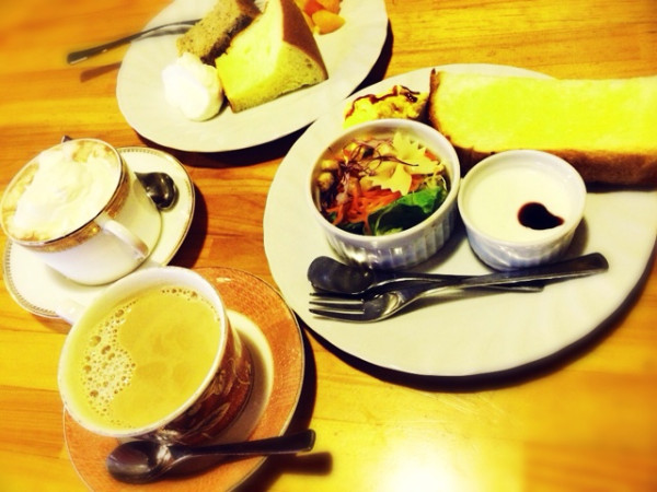 朝食。カフェオレとココア、モーニングサービス。 at 珈琲処 あさぎ 朝食。カフェオレとココア、モーニングサービス。 at 珈琲処 あさぎ